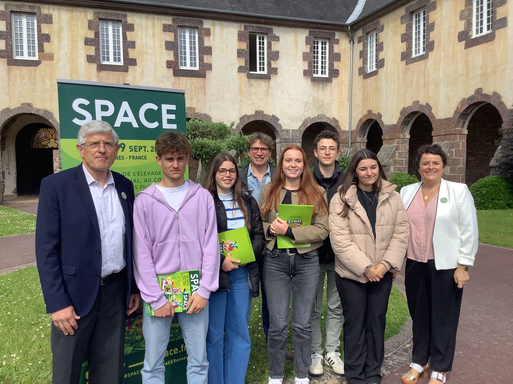 Les jeunes du Lycée Issat ont participé à la conférence de presse sur le Space le 22 mai à Mont-fort-sur-Meu.