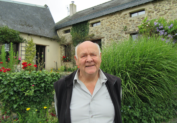 A la ferme devenue l’auberge de la Chaise rouge. « On a créé un lieu qui fait du bien aux gens et à la nature. On a planté plus de 1 000 arbres ici. » © Marion Bastit