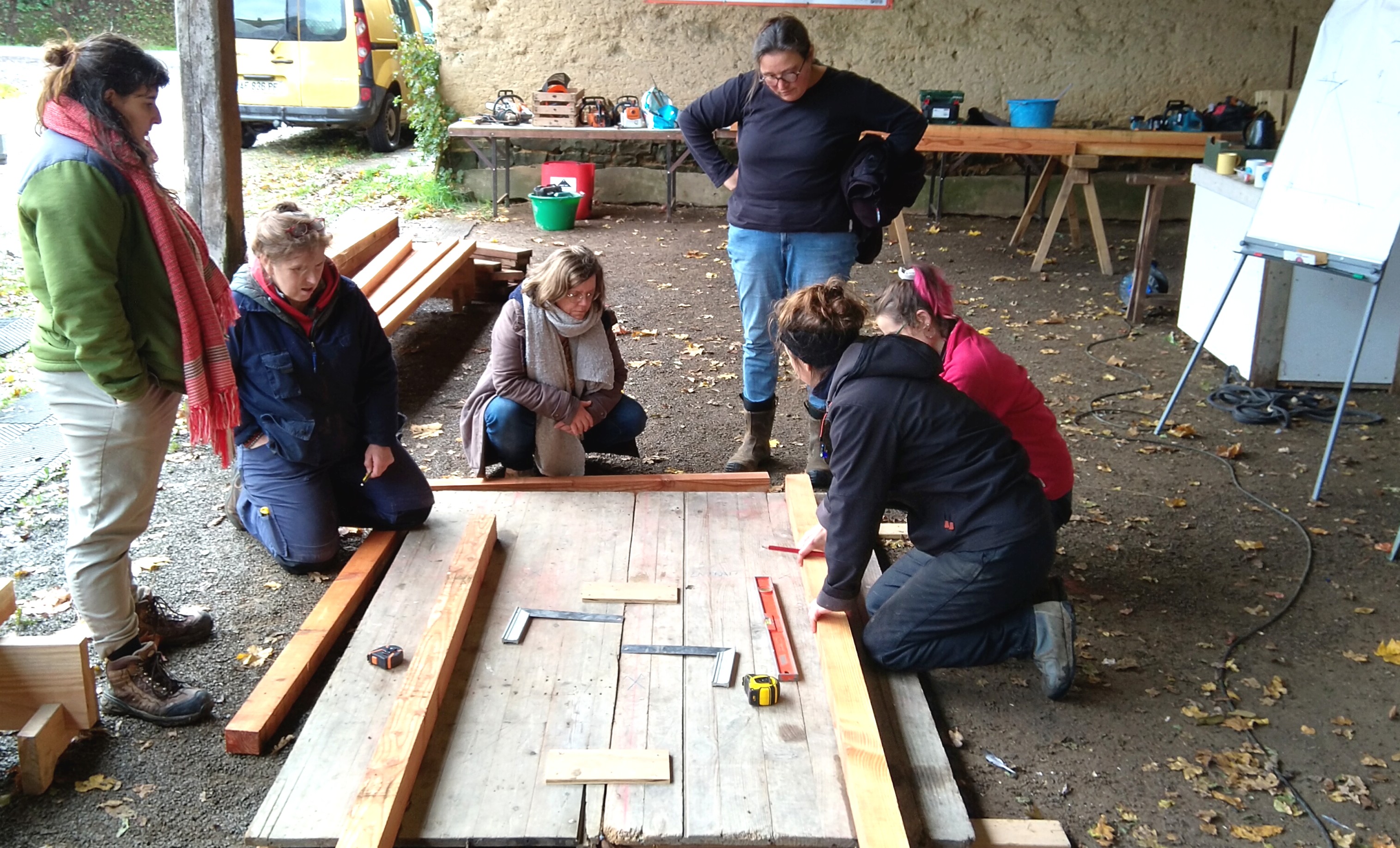 Une formation à la conception et construction de charpente en bois a été organisée avec deux charpentières.(Photo Adage)