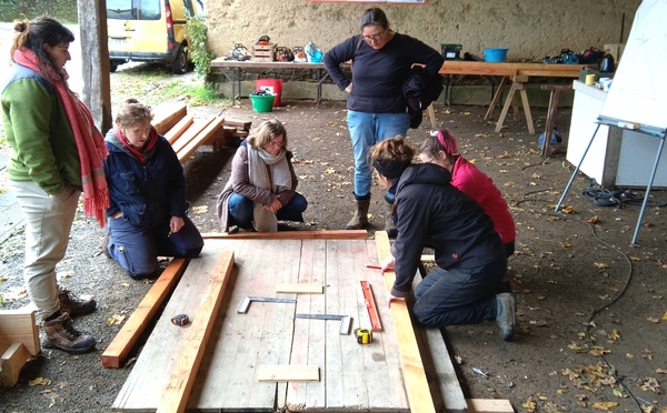 Une formation à la conception et construction de charpente en bois a été organisée avec deux charpentières.(Photo Adage)