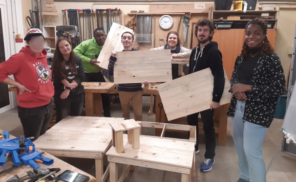 Un atelier de fabrication d'une table basse avec l'association "Meublez-Main" dans les ateliers techniques de la ferme de la Harpe. (photo Asjp)