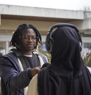 Pendant les chantiers, les jeunes font une activité ensemble. Photo du chantier radio (voir ci-dessous)