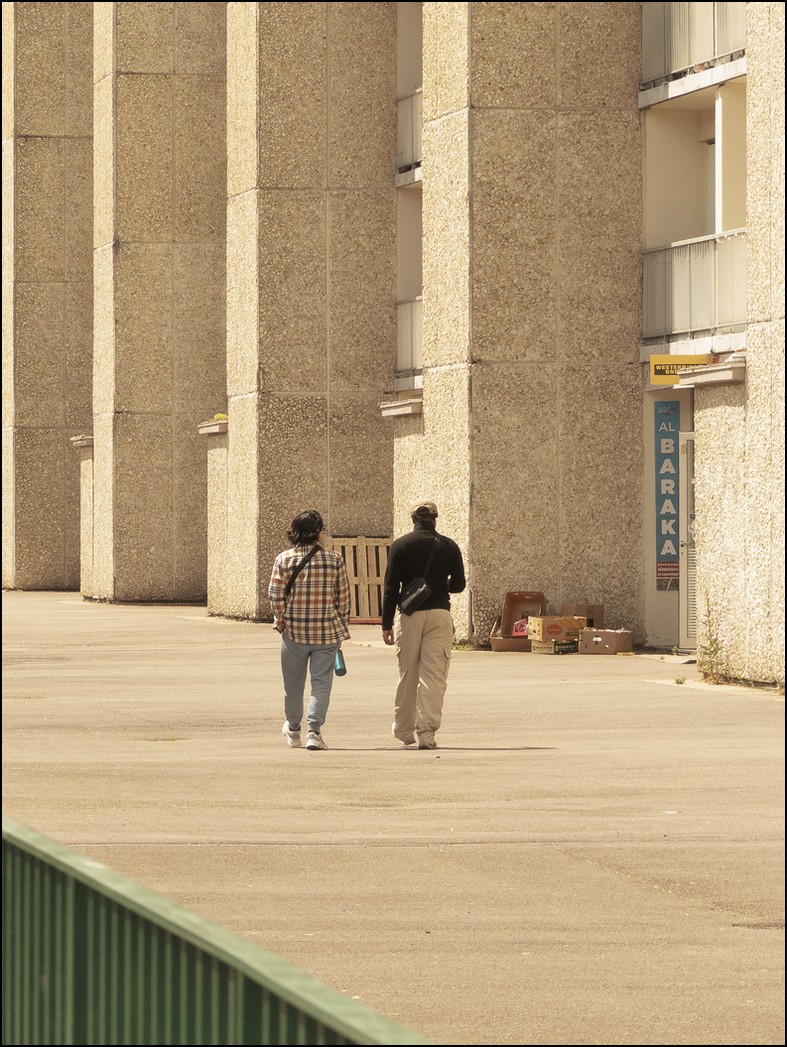 Emma  : "Ce que j'aime dans cette photo c'est le contraste. Ça me rappelle les critiques qui disent que les quartiers sont des environnements parfois oppressants, peu propices à l'épanouissement mais si on observe bien, malgré la rigidité de l'architecture, la chaleur des interactions humaines nous entoure où que l’on soit".